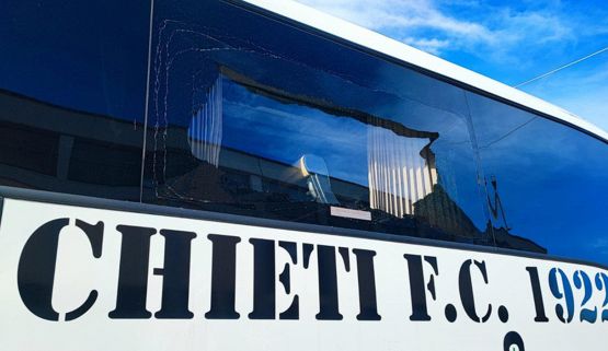 Sassi degli ultrà contro il bus del Chieti: la manovra dell’autista evita il replay della tragedia di Rieti