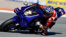 Test MotoGP Valencia, comandano sempre le Aprilia: Fernandez davanti a Bezzecchi. Bagnaia cade, Razgatlioglu impressiona