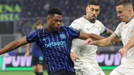 Inter, Dumfries ora preoccupa: a rischio derby e Atletico Madrid, ma Chivu ha pronta la soluzione d’emergenza