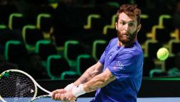 Davis, la figuraccia di Moutet: il colpo a effetto è un flop. Il Belgio vince e ringrazia. Caos sugli spalti a Bologna