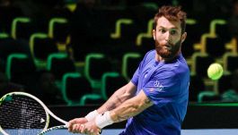 Davis, la figuraccia di Moutet: il colpo a effetto è un flop. Il Belgio vince e ringrazia. Caos sugli spalti a Bologna