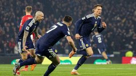 Clamorosa Scozia, ai Mondiali beffando la Danimarca al 93’: ora playoff in salita per l’Italia. Tutte le qualificate dall’Europa