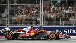 Leclerc: "Non posso muovermi", team radio spazientito e siparietto col marshall. Hamilton e il solito venerdì