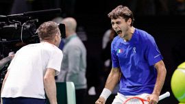 Davis, Cobolli trascina l’Italia in finale: esultanza alla Djokovic e dedica a Bove. E il gesto per Bergs commuove tutti