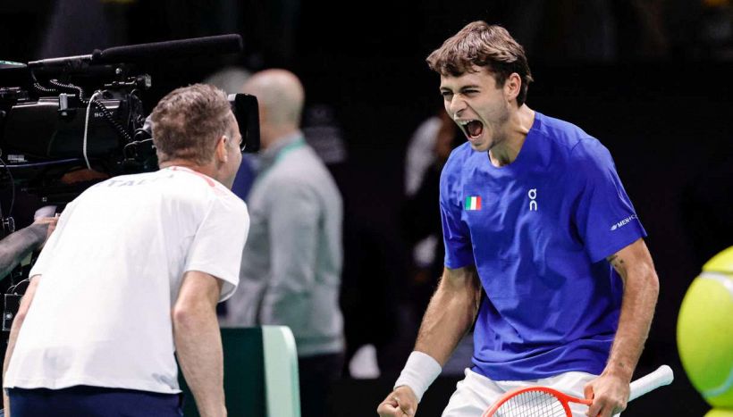 Davis, Cobolli trascina l’Italia in finale: esultanza alla Djokovic e dedica a Bove. E il gesto per Bergs commuove tutti