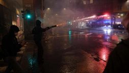 Bologna a ferro e fuoco prima di Virtus-Maccabi di Eurolega: violenti scontri tra pro Pal e Polizia