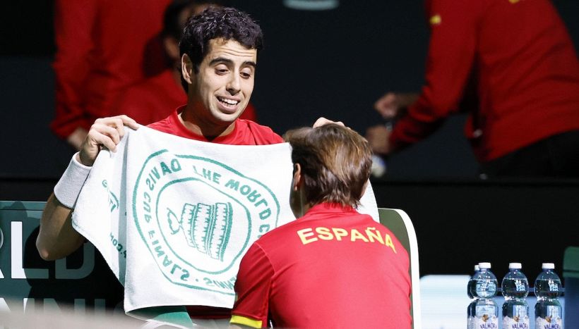 Coppa Davis, paura durante Italia-Spagna: poi scintille e vaffa tra Cobolli e Munar, Ferrer costretto a intervenire
