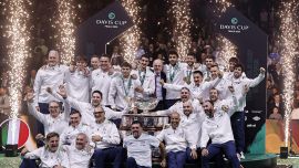 Davis, Binaghi celebra l’oracolo Sinner: Jannik rompe il silenzio e festeggia l’Italia, il bel gesto di Alcaraz