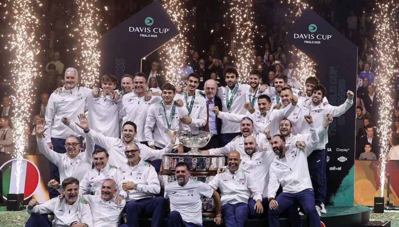 Davis, Binaghi celebra l’oracolo Sinner: Jannik rompe il silenzio e festeggia l’Italia, il bel gesto di Alcaraz