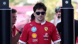 F1 Qatar: disastro Ferrari, lo sconforto di Hamilton. Leclerc minaccia Sainz: 'Domani farò la stessa cosa'