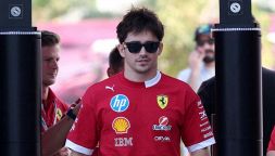 F1 Qatar: disastro Ferrari, lo sconforto di Hamilton. Leclerc minaccia Sainz: "Domani farò la stessa cosa"