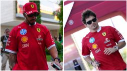 Leclerc arriva di corsa, piccolo ritardo a Lusail: Hamilton a testa bassa e pensieroso, poi sorride ai fans