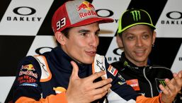 Clamoroso ai MotoGP Awards: il pubblico fischia Valentino Rossi e Marquez ne prende le difese: "Rispettate tutti"