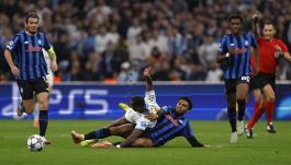 Champions Marsiglia-Atalanta, moviola: il tablet di De Zerbi, rigori sbagliati, gol annullati e quel mani sospetto, che caos