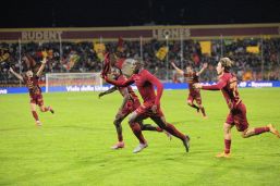 Okaka come Benjamin Button e il Ravenna sogna. Frenano Salernitana e Benevento, la Torres esonera Pazienza