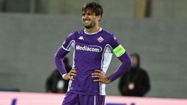 Disastro Fiorentina: l'AEK e il Var affondano Vanoli, due gol annullati. Dzeko sbotta in tv, l'attacco ai tifosi