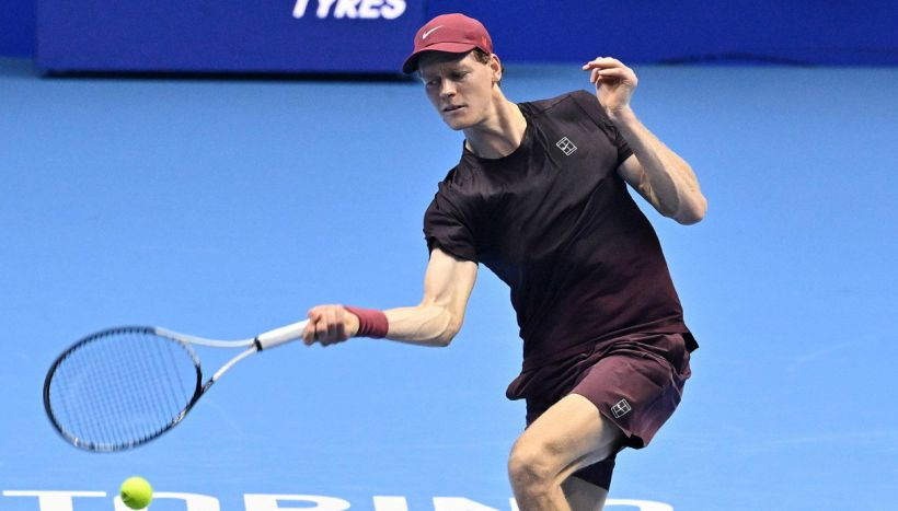 Sinner-Alcaraz interrotta, Carlos ferma la finale: nuovo malore alle Finals. Panatta: “Un po' troppi episodi”