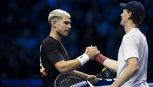Sinner steso dal pugno di Alcaraz, ma il gesto per Cahill è da n° 1: intanto Shelton spreca, Zverev lo punisce