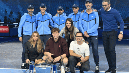L'abbraccio di Jannik Sinner a Mark e Laila Hasanovic per la vittoria alle Nitto ATP Finals, silenzio voluto sui genitori