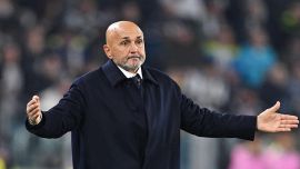 Spalletti, i nemici aumentano: Miranda dopo Totti e Acerbi, ma l'attacco al tecnico della Juve scatena la bufera
