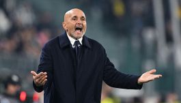 Juventus, Spalletti rivela la reazione di Vlahovic ai cori razzisti ma intanto per il web ha già fallito anche lui