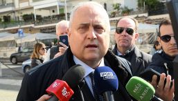 Lazio, Lotito fa benedire da un prete Formello ma non basta: che guaio per Sarri