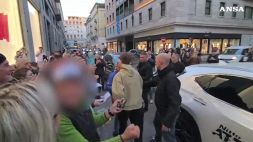 Autografi e selfie con i fan per Sinner a Torino