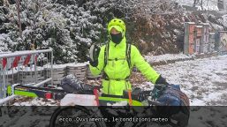 In bici sotto la neve verso l'Austria per una gara di sci