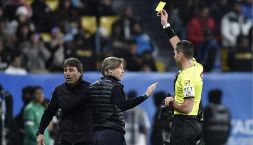 Supercoppa Napoli-Bologna, moviola: la sfida di Conte all’arbitro, cosa gli ha urlato, il rosso mancato e il rigore negato