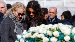 Licia Colò in lacrime alla camera ardente di Nicola Pietrangeli: "L'arroganza era un pregio, mi ha insegnato a credere in me stessa"