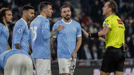 Lazio-Cremonese, moviola: dubbi sui rigori negati, l’arbitro dimentica il regolamento, un rosso al 93'