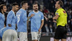 Lazio-Cremonese, moviola: dubbi sui rigori negati, l’arbitro dimentica il regolamento, un rosso al 93'