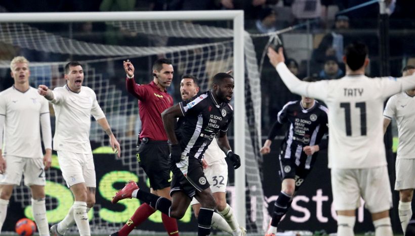 Udinese-Lazio: Davis segna dopo un tocco di braccio, biancocelesti furiosi con Colombo, la sentenza di Marelli
