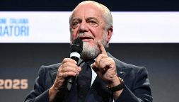 Napoli, De Laurentiis punge Inter e Spalletti, consola Conte e loda Mourinho: ma lo sfottò a Pardo è crudele