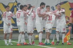 Per Capuano e Giugliano incubo senza fine, volano Benevento e Cosenza