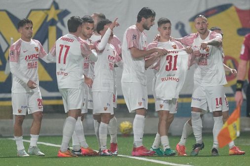 Per Capuano e Giugliano incubo senza fine, volano Benevento e Cosenza