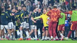 Fenerbahce-Galatasaray, Osimhen è una furia: rissa nel derby di Istanbul contro Skriniar, scoppia il putiferio