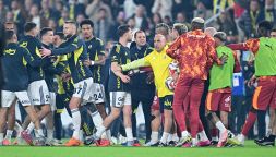 Fenerbahce-Galatasaray, Osimhen è una furia: rissa nel derby di Istanbul contro Skriniar, scoppia il putiferio