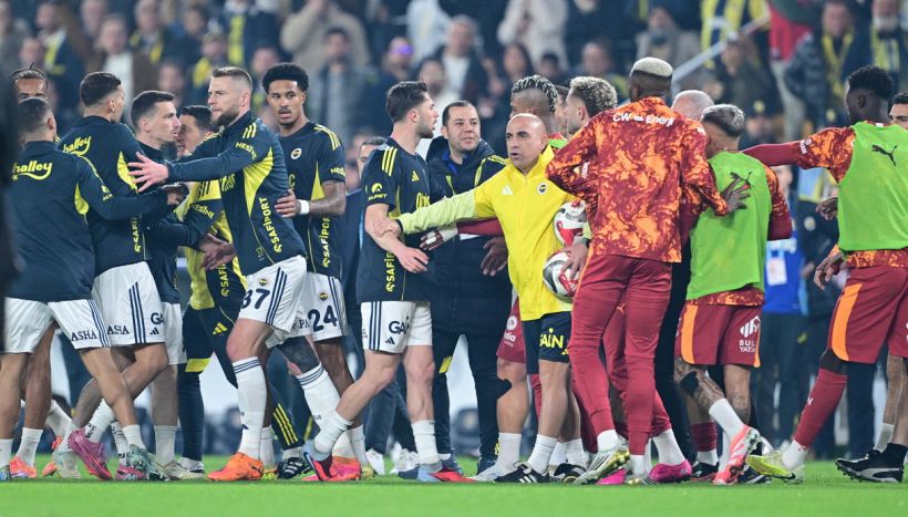 Fenerbahce-Galatasaray, Osimhen è una furia: rissa nel derby di Istanbul contro Skriniar, scoppia il putiferio