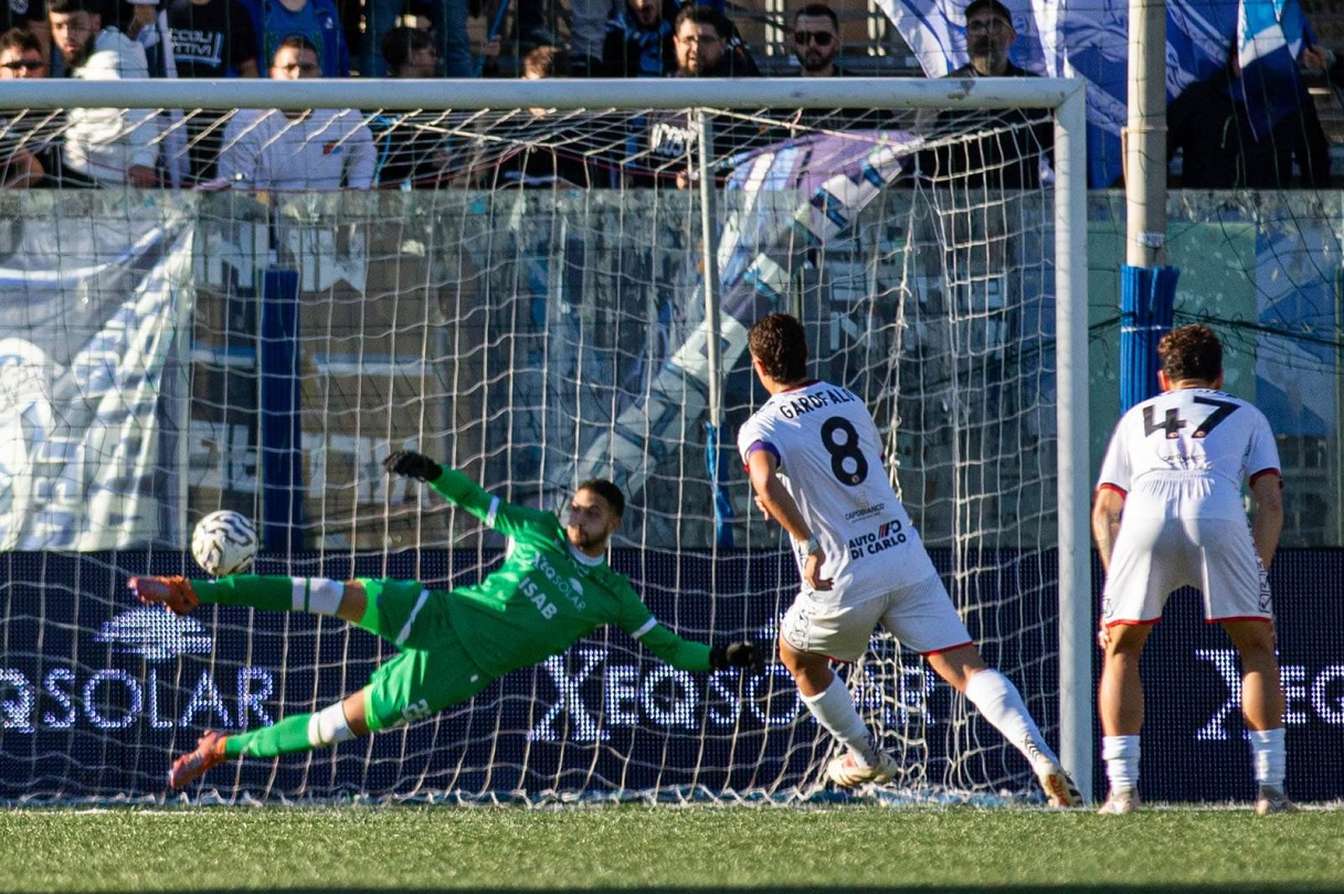Garofalo (Foggia) segna il rigore contro il Siracusa (LPS)