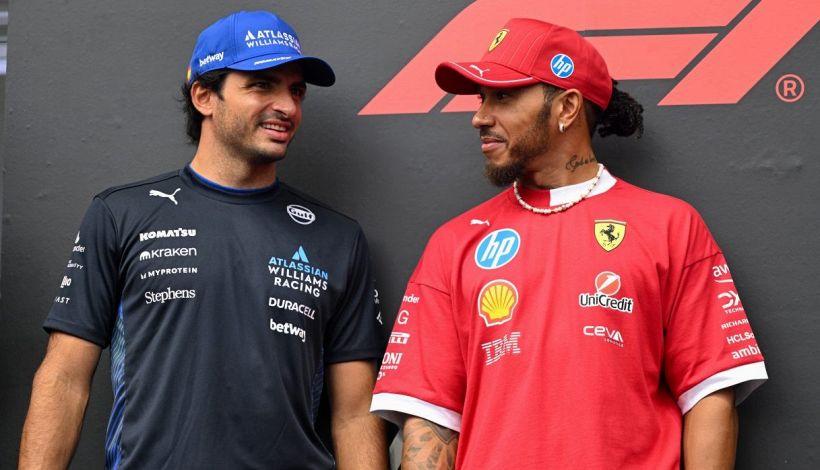 Sainz batte Hamilton 2-0, il gesto di Lewis e il silenzio radio con Adami: "Rispondi" e Leclerc schiuma rabbia