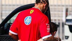 Hamilton ad Abu Dhabi accolto da una piccola tifosa australiana: la tenera reazione di Lewis