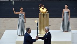 Milano-Cortina, Malagò riceve la fiamma olimpica ad Atene: anche Ganna e Paolini in Grecia