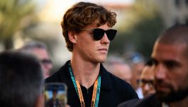 Sinner scalda i motori, duro allenamento a Dubai: poi la pace con Halep e il relax in spiaggia senza Laila Hasanovic