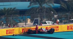 Vanzini si emoziona in diretta: "Grazie" ma Hamilton va a muro: "Perso il posteriore", scuse radio. Disastro Kimi