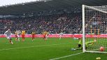 Cremonese-Lecce, moviola: il Var aiuta Nicola, l’arbitro no e annulla un un gol e mezzo, fantasma Camarda