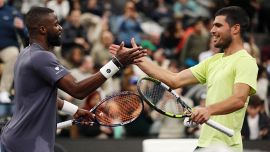 Alcaraz arrugginito, Tiafoe lo beffa a Newark: ma che risate con Pegula. Ora la sfida al “Piccolo Sinner” Fonseca