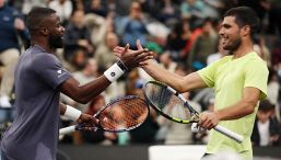 Alcaraz arrugginito, Tiafoe lo beffa a Newark: ma che risate con Pegula. Ora la sfida al “Piccolo Sinner” Fonseca