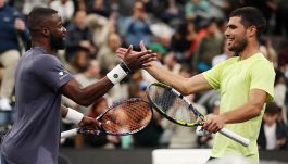 Alcaraz arrugginito, Tiafoe lo beffa a Newark: ma che risate con Pegula. Ora la sfida al “Piccolo Sinner” Fonseca