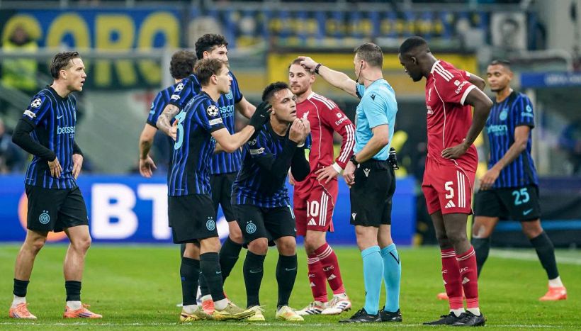 Inter-Liverpool, il rigorino scatena la bufera: il gesto di Lautaro, Chivu e Ferri a muso duro con l’arbitro. Capello: “Scandaloso”